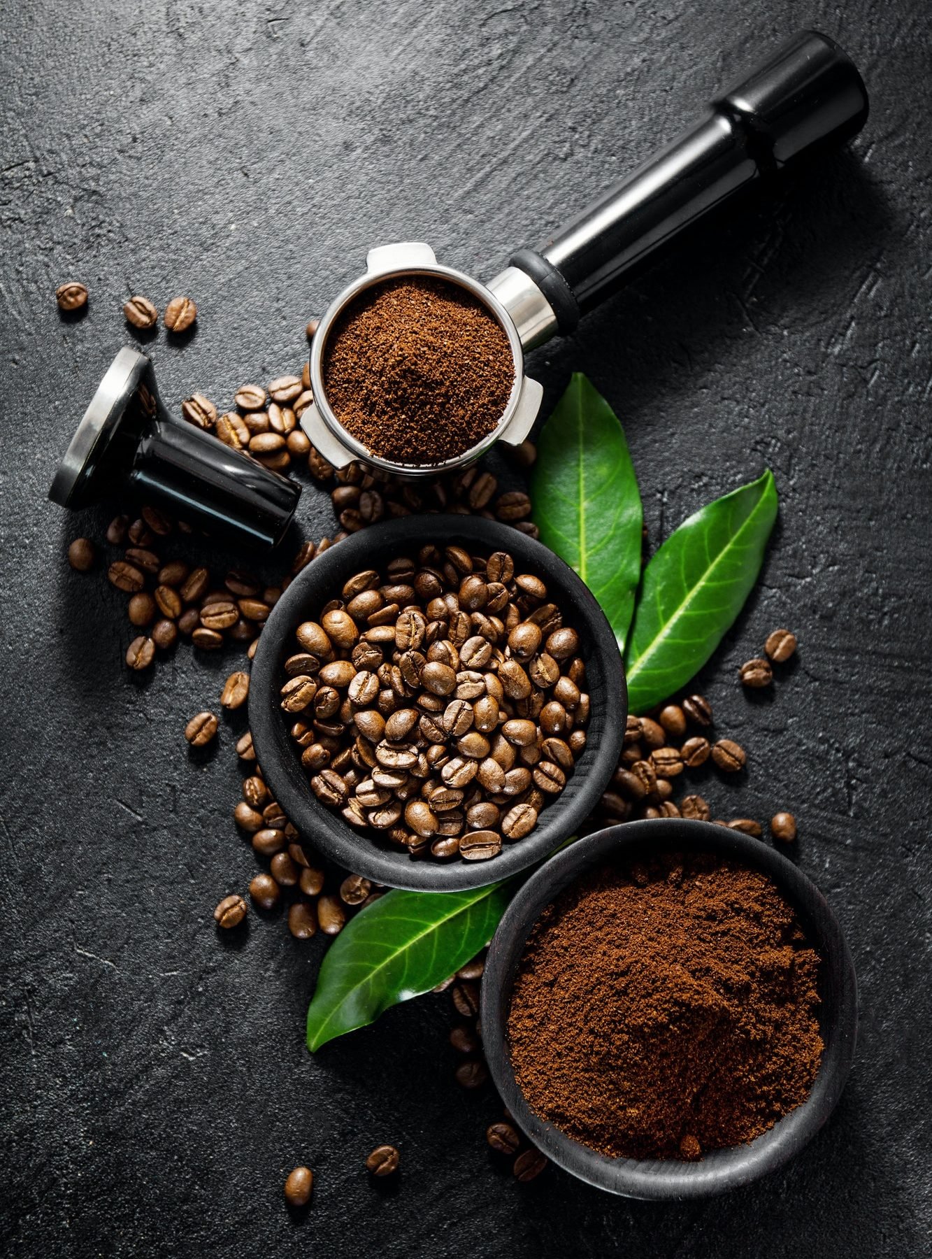 Granos de café con piezas de cafetera